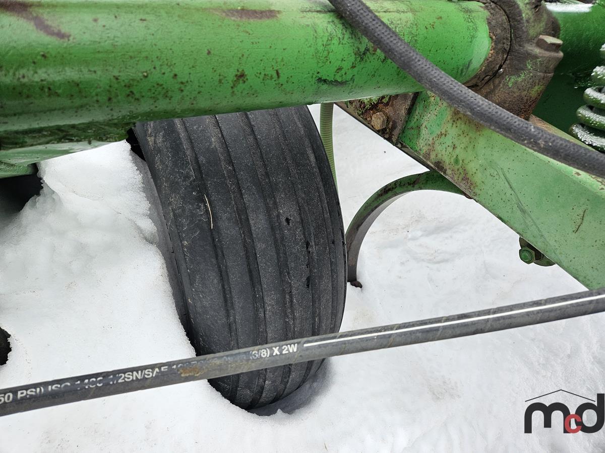 John Deere 655 Air Seeder w/ John Deere 777 Cart